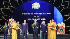Ông Đỗ Vinh Quang, Phó Chủ tịch HĐQT thay mặt Tập đoàn T&T Group trao tặng 300 triệu đồng cho Quỹ Hỗ trợ bệnh nhân ung thư “Ngày mai tươi sáng”.