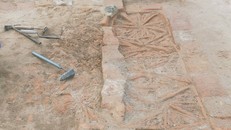 Gạch xếp hình hoa chanh được tìm thấy ở cánh đồng Sinh trước đền An Sinh. Ảnh: Phòng Văn hóa và Thông tin thị xã Đông Triều