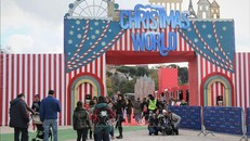 Cổng chính dẫn vào “Thế giới Giáng sinh”. Ảnh: TTXVN