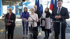 Tổng thống Slovenia Natasa Pirc Musar (trái), Thủ tướng Croatia Andrej Plenkovic (phải) và Chủ tịch EC Ursula von der Leyen tại cuộc họp báo chung ở khu vực cửa khẩu biên giới Bregana/Obrezje giữa Croatia và Slovenia ngày 1/1/2023. Ảnh: AFP