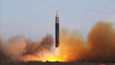 Vụ phóng tên lửa đạn đạo xuyên lục địa (ICBM) "Hwasong Gun 17" của Triều Tiên ngày 18/11/2022. Ảnh: AFP/TTXVN