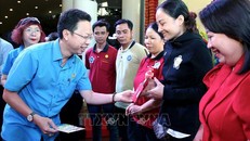 Đại diện Liên đoàn Lao động Thành phố Hồ Chí Minh tặng quà cho công nhân lao động có hoàn cảnh khó khăn không về quê đón Tết. Ảnh: Thanh Vũ