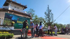 Các nghệ nhân tham gia cuộc thi tác phẩm hoàng mai đẹp. Ảnh: TTXVN