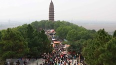 Người dân nô nức về hội Phật Tích