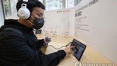 Khách tham quan triển lãm sách tại Seoul tháng 10/2022 nghe một cuốn sách nói. Ảnh: Yonhap