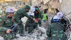 Lực lượng công binh tìm kiếm nạn nhân trên khu vực đổ nát tại Hatay, Thổ Nhĩ Kỳ. 