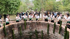 Các cô gái Thái múc nước tại nơi Nàng Han tắm gội sau khi đánh thắng giặc trước khi bay về trời.