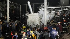 Nhân viên cứu hộ và cứu hỏa tìm kiếm nạn nhân trong vụ nổ tại một nhà máy oxy thuộc nhà máy thép Sheema, ngoại ô thành phố cảng Chittagong, Bangladesh, ngày 4/3/2023. Ảnh: AFP/TTXVN