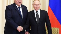 Tổng thống Nga Vladimir Putin bắt tay Tổng thống Belarus Alexander Lukashenko trong cuộc gặp tại dinh thự Novo-Ogaryovo, ngoại ô Moskva, Nga ngày 17/2. Ảnh: Reuters 