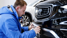  Nhân viên gắn biển số cho một chiếc ô tô hiệu Geely của Trung Quốc tại cửa hàng ở Moskva, ngày 23/3/2023. Ảnh: Reuters