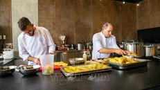 Các đầu bếp Trường Dạy nghề Nấu ăn Attilio chế biến nguyên liệu làm phở. 