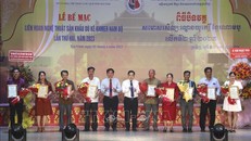 Các nghệ sĩ nhận giải thưởng huy chương Vàng diễn viên.