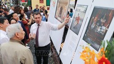 Đại biểu tham quan trưng bày. Ảnh: Thanh Tùng/TTXVN