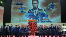 Chủ tịch nước Võ Văn Thưởng tặng hoa cho các lãnh đạo môn phái Vovinam. Ảnh: Thống Nhất