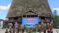 Tiết mục văn nghệ chào mừng điểm du lịch cộng đồng làng Vi Rơ Ngheo. Ảnh: Dư Toán/TTXVN. 