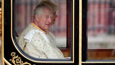 Vợ chồng Nhà vua Charles III ngồi xe kéo 216 tuổi tới Tu viện Westminster. Ảnh: AFP