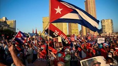 Người dân Cuba tham gia cuộc mít-tinh bày tỏ quyết tâm bảo vệ cách mạng và chủ quyền Tổ quốc tại thủ đô La Habana, ngày 17/7/2021. Ảnh: AFP