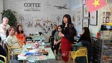 Nhà văn Kiều Bích Hậu chia sẻ với độc giả nhân dịp khởi động dự án “Tủ sách Việt trong nhà hàng Việt ở nước ngoài”. 