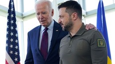 Tổng thống Joe Biden (trái) và Tổng thống Volodymyr Zelensky trước một phiên làm việc về Ukraine trong Hội nghị thượng đỉnh G7 ở Hiroshima ngày 21/5. Ảnh: Reuters 