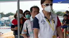 Du khách cặp cảng lên tham quan thành phố Phú Quốc.