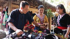 Mục sư Hảng A Xà trao đổi với bà con người Mông về sản phẩm du lịch tại bản Sin Suối Hồ. 