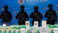 Ảnh chụp ngày 1/6 cho thấy cảnh sát Thái Lan bên số ma túy đá bị tịch thu. Ảnh: AP