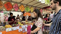 Một gian hàng bán sản phẩm Việt Nam trong lễ hội ẩm thực. 