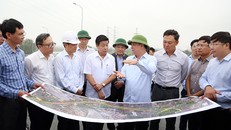 Bí thư Thành ủy Đinh Tiến Dũng và các đồng chí lãnh đạo thành phố Hà Nội trao đổi về tình hình triển khai Dự án xây dựng đường Vành đai 4 - Vùng Thủ đô trên địa bàn huyện Thường Tín