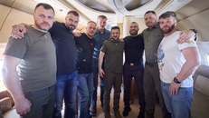 Tổng thống Zelensky, Chánh văn phòng Tổng thống Andrew Yermak và Bộ trưởng Nội vụ Ihor Klymenko chụp ảnh cùng các cựu chỉ huy ở Azovstal khi họ trở về Ukraine từ Istanbul ngày 8/7/2023. Ảnh: Reuters 