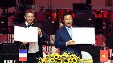 Lễ ký thoả thuận hợp tác giữa Nhà hát Hồ Gươm và Nhà hát Opera Hoàng gia Versailles của Pháp. Ảnh: Phạm Kiên