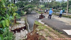 Sạt trượt trên đường Hồ Chí Minh, đoạn qua phường Nghĩa Thành, thành phố Gia Nghĩa, Đắk Nông. Ảnh: Hưng Thịnh