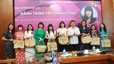 Stéphanie Đỗ chụp ảnh lưu niệm cùng các gương mặt nữ xuất sắc trong quản lý và NCKH của Trường ĐH GTVT. 