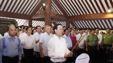 Chủ tịch nước Võ Văn Thưởng cùng các đồng chí lãnh đạo, nguyên lãnh đạo Đảng, Nhà nước dâng hương tưởng nhớ Chủ tịch Hồ Chí Minh. Ảnh: Thống Nhất.