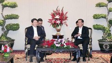 Ông Phan Văn Mãi (phải), Phó Bí thư Thường trực Thành ủy, Chủ tịch Ủy ban Nhân dân Thành phố Hồ Chí Minh đã tiếp ông Lý Trí Dũng (trái), Chủ tịch Hội Nghiên cứu Xây dựng Đảng Toàn quốc Trung Quốc. Ảnh: Xuân Khu.