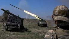 Lực lượng Ukraine phóng rocket về phía Nga gần tiền tuyến ở Zaporizhzhia. Ảnh: Reuters