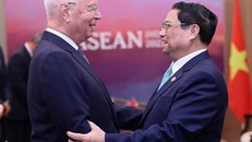 Thủ tướng Phạm Minh Chính gặp Chủ tịch Diễn đàn Kinh tế Thế giới