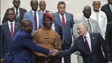 Tổng thống Nga Vladimir Putin bắt tay người đồng cấp Mozambique Filipe Nyusi tại hội nghị thượng đỉnh Nga - châu Phi ngày 28/7/2023. Ảnh: AP