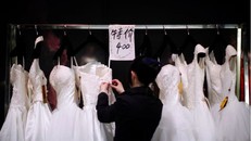 Phòng trưng bày váy cưới trong Triển lãm cưới quốc tế Trung Quốc ở Thượng Hải năm 2011. Ảnh: Reuters