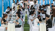 Các bạn trẻ tham gia một hội chợ việc làm ở Bắc Kinh năm 2022. Ảnh: CNN