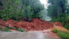 Tỉnh lộ 551 ở huyện Kỳ Anh bị sạt lở. Ảnh: Công Tường/TTXVN