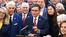 Hạ Nghị sĩ Mike Johnson (giữa) phát biểu sau khi được đề cử là ứng cử viên của đảng Cộng hòa cho chức Chủ tịch Hạ viện Mỹ, tại Washington, DC, ngày 24/10/2023. Ảnh: AFP