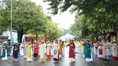 Hà Nội rực rõ sắc màu bởi những tà áo dài duyên dáng. Ảnh: VGP