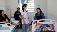 Các nạn nhân bị thương được điều trị tại Trung tâm Y tế huyện Chi Lăng, tỉnh Lạng Sơn. (Ảnh: Văn Đạt/TTXVN)