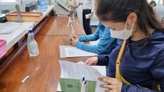 Chị Võ Thị Trang đang kiểm tra lại thông tin trước khi chốt sổ lĩnh BHXH một lần.