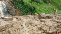 Sạt lở trên đèo Violak khiến giao thông trên Quốc lộ 24 từ Quảng Ngãi đi Kon Tum bị chia cắt. Ảnh: TTXVN