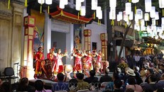 Tiết mục trống hội rộn ràng mở màn cho đêm khai mạc. Ảnh: Thanh Tùng