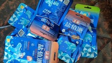 126 em học sinh sử dụng kẹo có chữ nước ngoài, không có tem phụ tiếng Việt đã có 5 em học sinh có biểu hiện: Tê môi, chóng mặt, tức ngực, khó thở và được đưa đi cấp cứu. Ảnh: TTXVN phát 