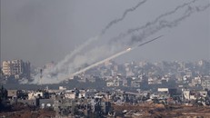 Rocket được phóng từ Dải Gaza về phía Israel ngày 1/12/2023. Ảnh: AFP