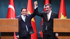 Thủ tướng Phạm Minh Chính và Phó Tổng thống Thổ Nhĩ Kỳ Cevdet Yilmaz tại buổi gặp gỡ báo chí. Ảnh: Dương Giang