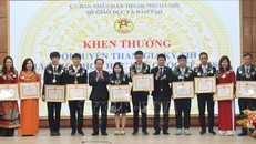 Lãnh đạo Sở Giáo dục và Đào tạo Hà Nội trao tặng Bằng khen của Chủ tịch UBND thành phố cho cán bộ, giáo viên. 